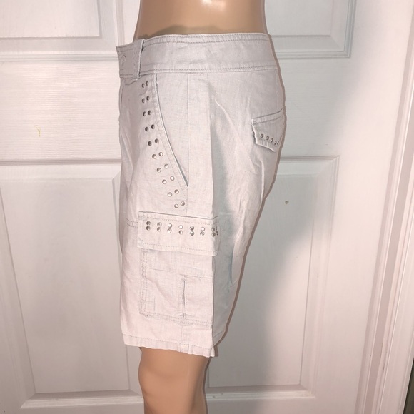 New York and Co. Grey Cargo Shorts. 4 - Picture 3 of 7